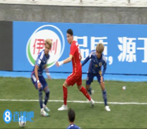 国青队长艾菲尔丁正面凶狠放铲,吃到本场第一张黄牌