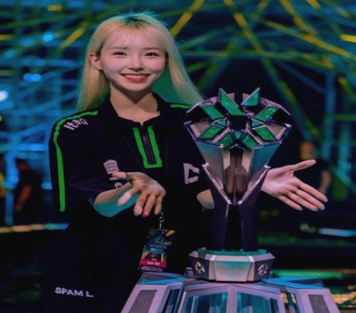 前LCK女主持李政铉晒主持瓦罗兰特世界赛返图