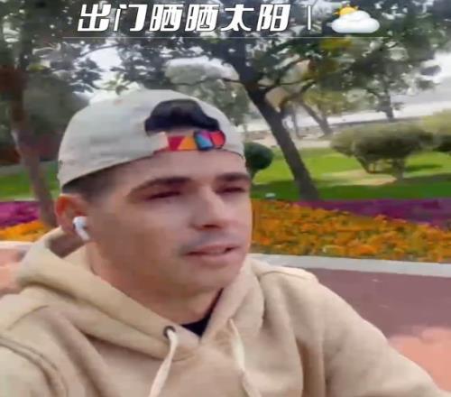 享受春光!奥斯卡街头骑行:出门孵太阳啦,走你