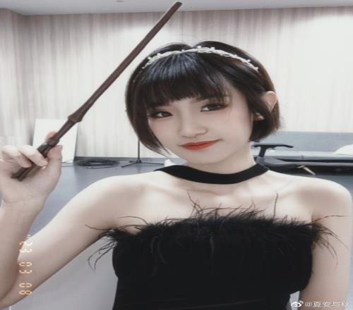LPL女主持人夏安晒照:拉文克劳学姐来了