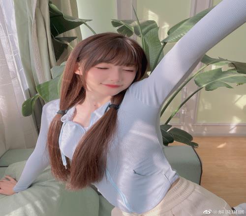 解说琪琪晒照：暖洋洋的，喜欢这个天气