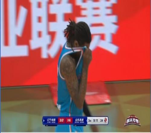 不太适应!麦克勒莫半场2中0没有得分入账 出现4次失误
