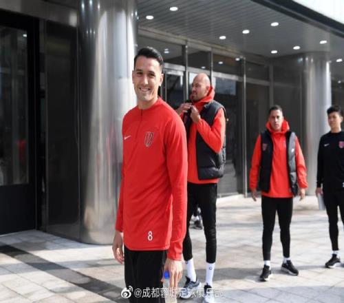 抵达韩国之后的首堂训练课,健身房挥汗如雨! 