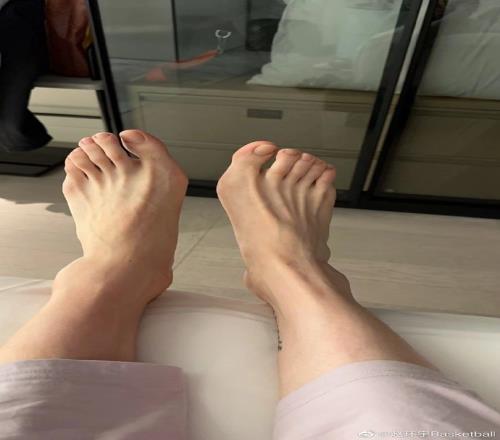 媒体人:WCBA总决赛G2后 杨力维左脚肿胀 看着真疼啊