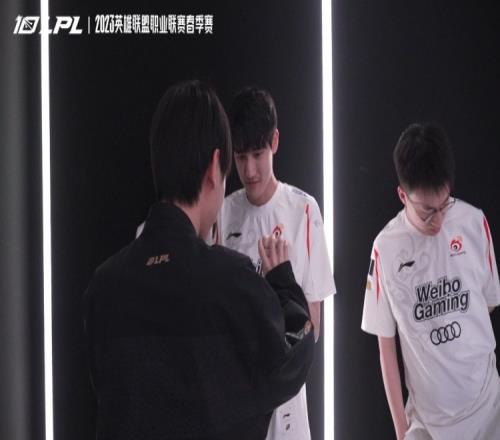 WBG赛前花絮:被gank的Karsa,活动筋骨的中野