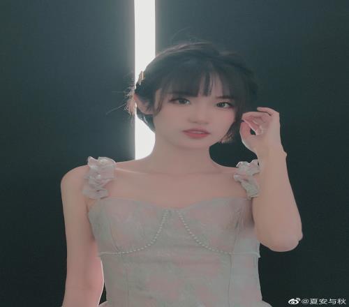 主持夏安晒照:去成为一束光芒~