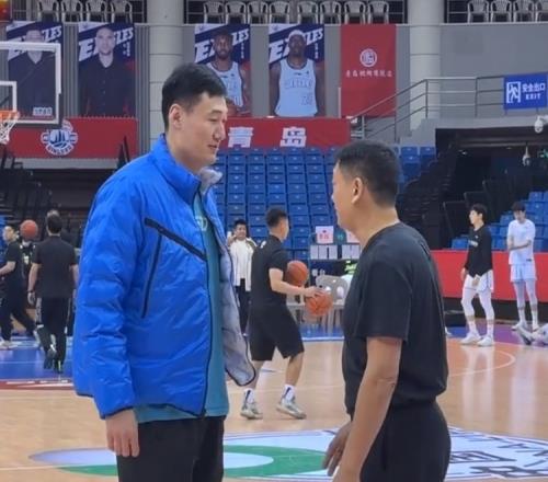 好久不见!广东客场不敌青岛 苏伟现身赛场观战