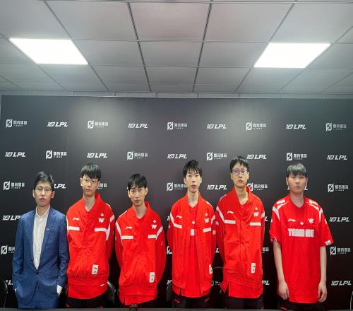 WE赛后群访 教练：蛇女是我们中单Shanks玩得特好的，所以就选了