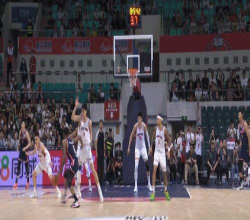 还能飞！易建联接马尚传球空接双手暴扣