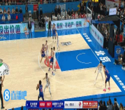 新疆VS北京最后一攻 克莱蒙斯三分不中后摔倒 你怎么看？
