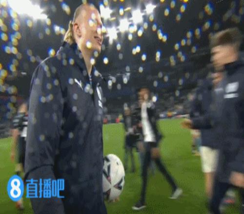 好基友!哈兰德赛后将比赛用球借给格拉利什把玩⚽