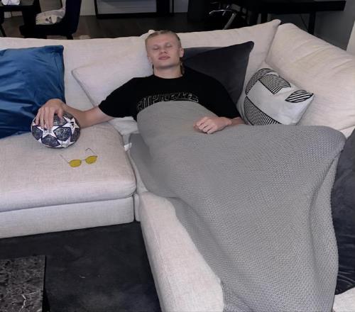 哈兰德晚10点到早10点半之间睡觉,睡前会关闭所有电子设备