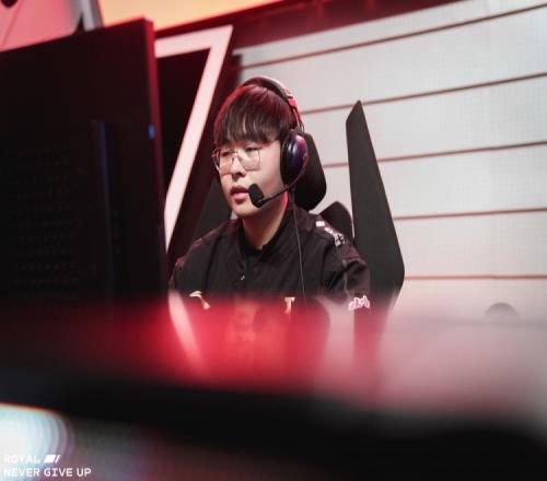 RNG赛前返图：Ming、Angel、Wei三人面带笑容进行调试