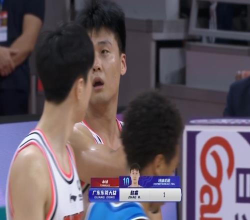 赵睿对抗中一肘挥到泰勒后脑勺 被吹违体犯规