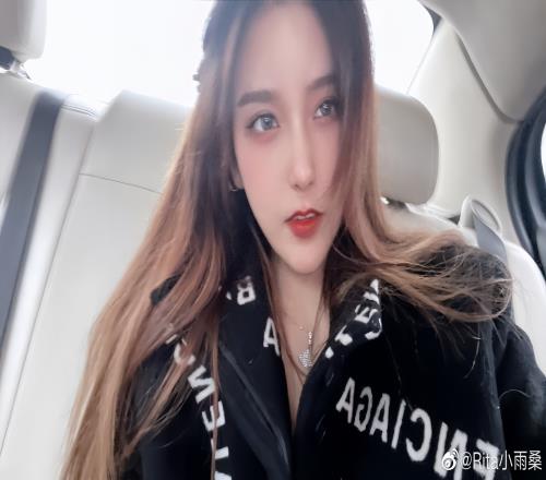 解说Rita晒照：hi 今天出门不