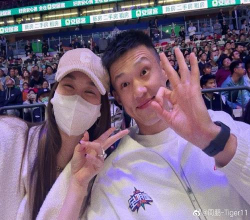 周鹏携妻子到现场观赛:新一年新一届 全明星赛我们来啦