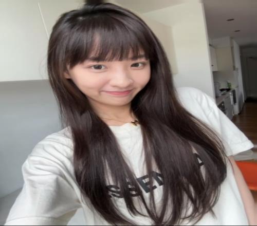KGL解说楠楠晒照:蹦迪去了 和美女玩