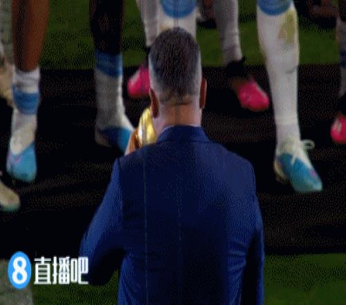 叒举起大力神杯！梅西举杯，阿根廷队再次一起庆祝夺冠