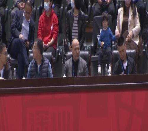 继续考察！中国男篮主帅乔尔杰维奇现身观战广东德比
