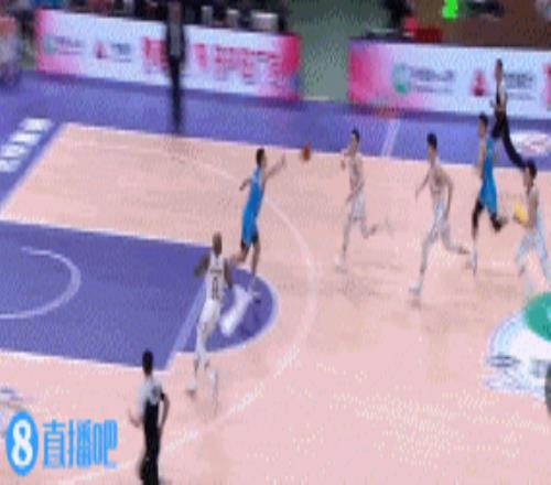 提前打卡!张辉累计2次违体犯规被驱逐 全场拿到4分2断