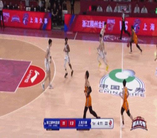 闪转腾挪！布莱德索反击连过数人拉杆上篮打中