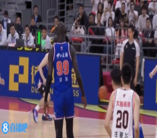 面前是高塔！徐杰上演“小打大” 面对2米28的法尔变节奏上篮得手