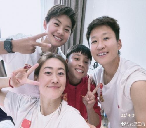 王霜晒与吴海燕、张琳艳、娄佳慧自拍:明天凌晨战瑞士,敬请关注