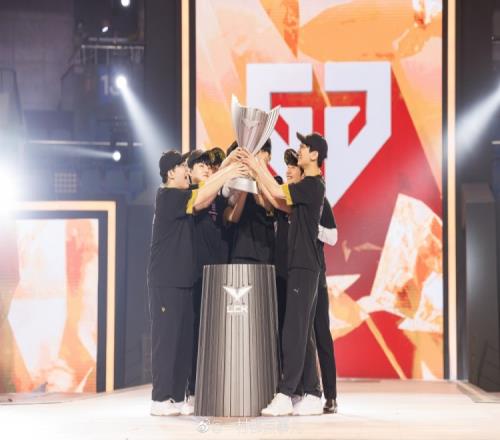 摄影师一村分享GEN夺冠时刻:Doran全程笑嘻了