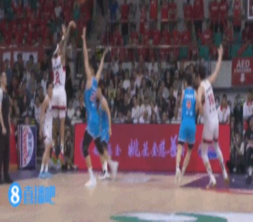 躲过裁判!麦克勒莫从篮筐下伸手 大帽崔永熙扣篮