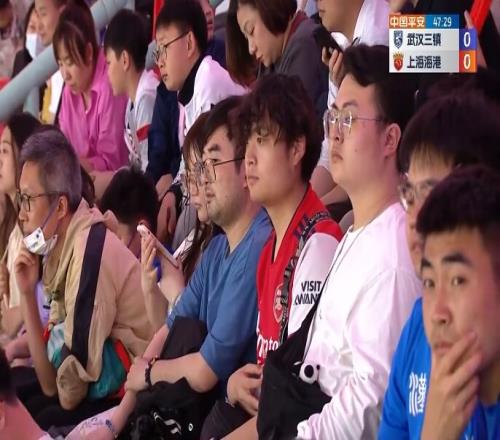 我们阿森纳________!三镇vs海港现场镜头捕捉一名枪迷