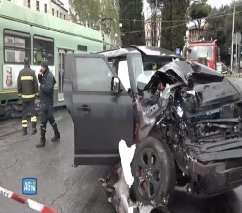 车头严重变形!因莫比莱遭遇车祸无大碍,相关的人均被送往医院