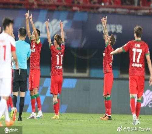 记者:河南队进球后,全队双手指天告慰一名因病去世的梯队球员
