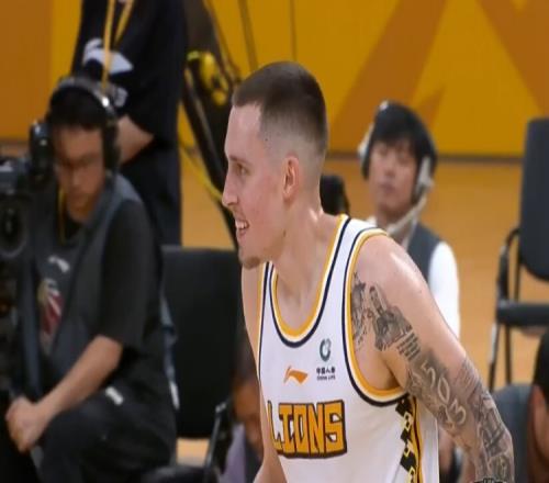 空位很准!威尔哲22投7中得到17分6板3助2断2帽 三分10中3