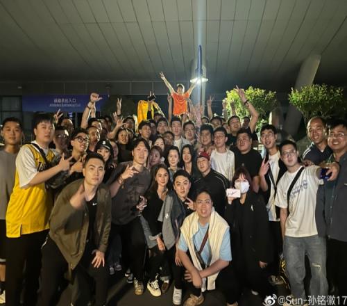 大比分1-1平!孙铭徽赛后晒与球迷合影:不论输赢感谢你们