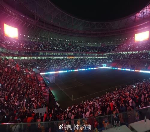 ✨氛围拉满!成都主场赛后灯光秀,球迷点点星光照亮球场