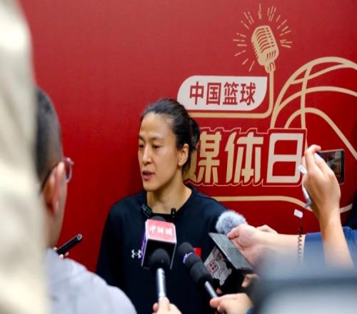 王丽丽打趣:我没超过30岁 她们都说我18岁 没有身体负担