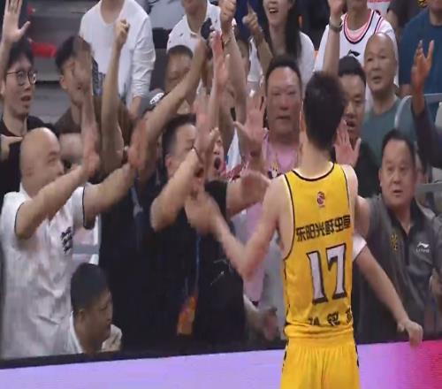 杀死比赛！最后19.5秒 孙铭徽弧顶单挑杀人三分轰进！
