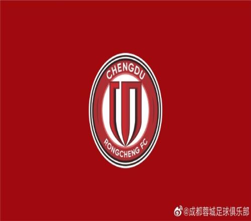 代理领队及助理教练慰问遇袭事件球迷,赠送签名队旗