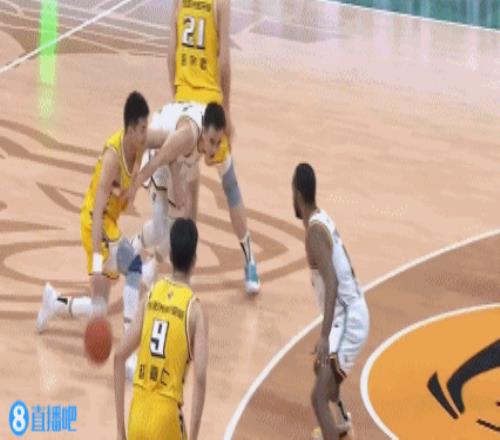 越投越远!孙铭徽踩着中圈大Logo再进三分!