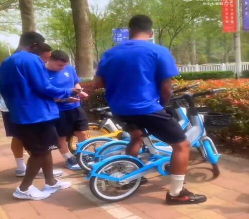 大个头配小车，武汉三镇五外援在青岛街头骑单车溜达