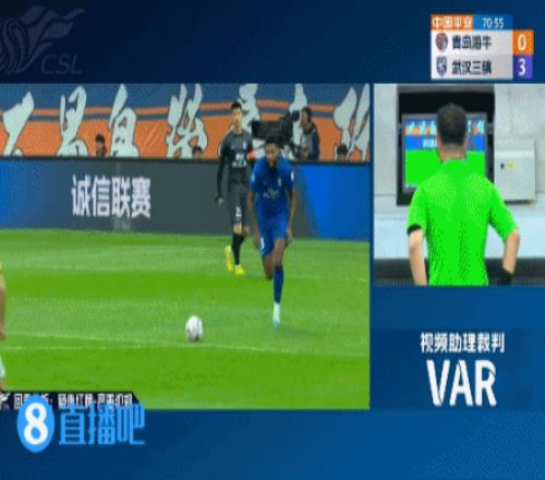 三镇多打一人!刘超阳前场飞铲华莱士,主裁观看VAR判罚红牌