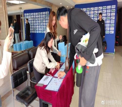 媒体人：周琦抵达青岛训练基地他的集训目的就是寻找比赛的感觉