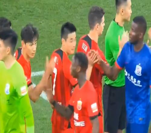 卡隆谈德比乌龙握手:从未经历过这些,以往不会站成一排握手