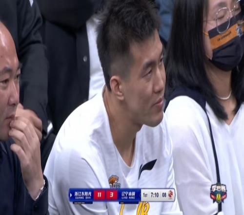 郭艾伦缺席对阵广厦的G3并现身场边看球