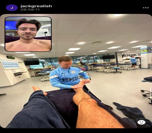 【严肃】通过格拉利什的ins，曼城贴在训练室的赛季目标被发现