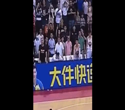 坐回去！最后时刻深圳替补欲进场庆祝程帅澎三分绝杀将其打回