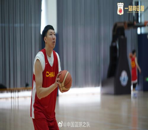 中国篮球之队官方再晒男篮短训营照片：周琦现身乔帅坐镇