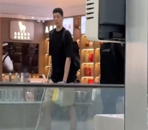 媒体人发微博晒沈梓捷机场视频:已在拄拐出行