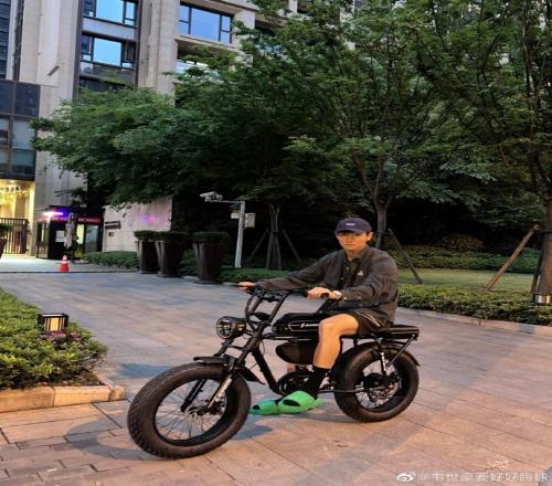 韦世豪晒个人武汉生活照：舒服的城市