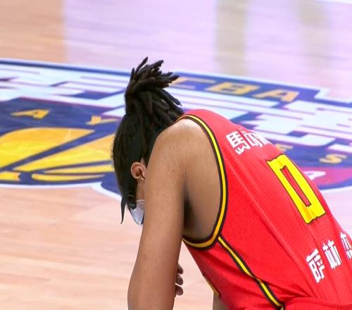 给你们露一手!萨林杰开场已经轰进两记三分!